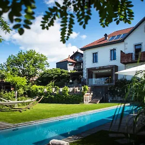 Отель Le Clos Des Sens
